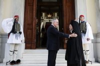 Unser Foto (© Eurokinissi) zeigt den Ökumenischen Patriarchen von Konstantinopel, Bartholomäos I., gemeinsam mit Staatspräsident Konstantinos Tasoulas vor dessen Amtssitz in Athen.