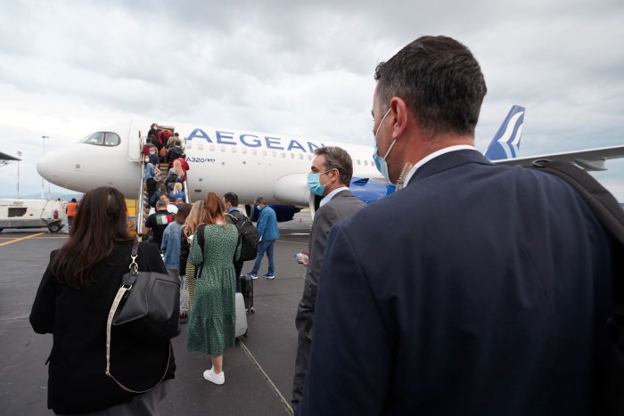 Unser Foto (© Eurokinissi) entstand am Dienstag (26.5.) auf dem Flughafen von Thessaloniki „Makedonia“ kurz vor dem Rückflug des Premierministers Kyriakos Mitsotakis nach Athen.