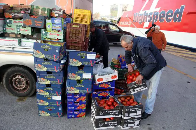 Bauern verteilen 20 Tonnen Obst und Gemüse an arme Athener