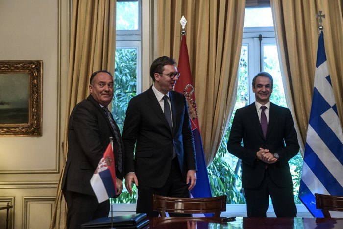 Wohlgesonnen scheinten sich Premierminister Mitsotakis (r.) und der serbische Präsident Vučić (Mitte). Foto (© Eurokinissi)