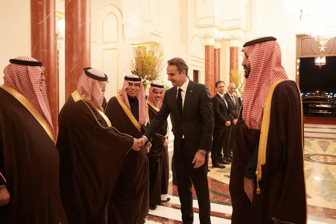 Unsere Archivfotos (© Eurokinissi) entstanden während eines früheren offiziellen Besuchs von Mitsotakis in Saudi-Arabien.