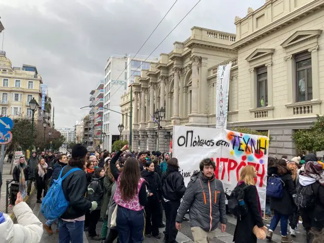 Hunderte Kulturschaffende kamen am vergangen Mittwoch vor dem Nationaltheater in Athen zusammen, um gegen einen Ministerialerlass zu protestieren. (Fotos: Elias Jones)