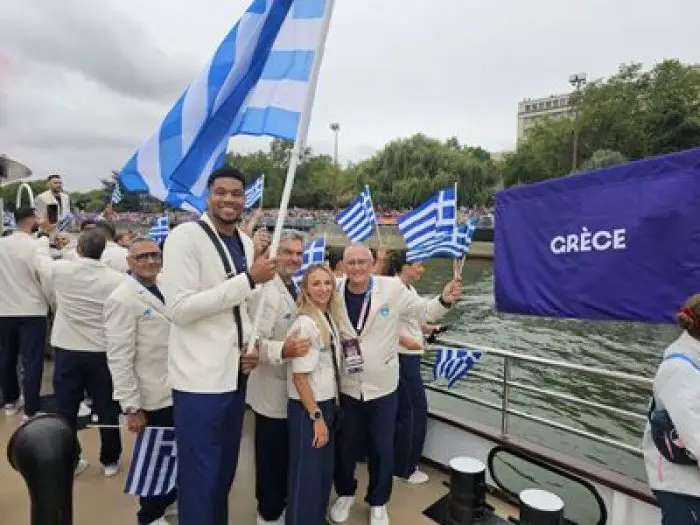 Die beiden Fahnenträger aus Griechenland in Paris: Antigoni Drisbioti (Gehen) und Giannis Antetokounmpo (Basket) (Foto: © hoc.gr)