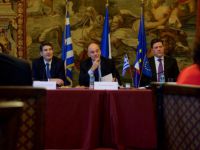 Unser Foto (© Eurokinissi) entstand am Montag (17.1.) während eines Arbeitstreffens zwischen Vertretern des griechischen Außenministeriums und Mitgliedern der französischen Botschaft in Athen.
