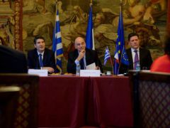 Unser Foto (© Eurokinissi) entstand am Montag (17.1.) während eines Arbeitstreffens zwischen Vertretern des griechischen Außenministeriums und Mitgliedern der französischen Botschaft in Athen.