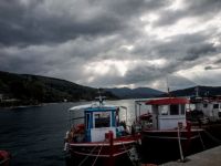 Auf unserem Beispielfoto (© Eurokinissi) sind traditionelle Fischerboote Griechenlands zu sehen.