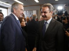 Unser Foto (© Eurokinissi) entstand Ende Oktober, es zeigt Ministerpräsident Kyriakos Mitsotakis (r.) und seinen Vorgänger Antonis Samaras (l.).