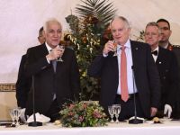 Unser Foto (© Eurokinissi) zeigt Staatspräsident Konstantinos Tassoulas (r.) und seinen armenischen Amtskollegen Wahagn Chatschaturjan anlässlich des offiziellen Abendessens zu Ehren des armenischen Präsidenten.