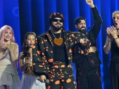 Unser Foto (© Eurokinissi) zeigt Akylas am Sonntag (15.2.) nach seinem Sieg des Vorentscheids „Sing For Greece 2026“ für den Eurovision Song Contest.