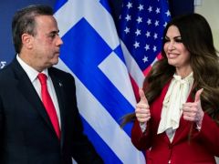 Unser Archivfoto (© Eurokinissi) zeigt den Minister für Umwelt und Energie Stavros Papastavrou (l.) und die US-Botschafterin in Athen Kimberly Guilfoyle.