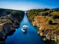 Schiff auf der Fahrt durch den Korinth-Kanal (Foto: ek/Archiv)