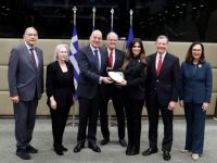 Unser Archivfoto (© Eurokinissi) entstand am Freitag (20.2.) während des Treffens von Verteidigungsminister Nikos Dendias (3.v.l.) mit Vertretern des US-Kongresses in Athen. Mit dabei war auch die US-Botschafterin Kimberly Guilfoyle (5.v.l.)