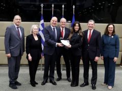 Unser Archivfoto (© Eurokinissi) entstand am Freitag (20.2.) während des Treffens von Verteidigungsminister Nikos Dendias (3.v.l.) mit Vertretern des US-Kongresses in Athen. Mit dabei war auch die US-Botschafterin Kimberly Guilfoyle (5.v.l.)