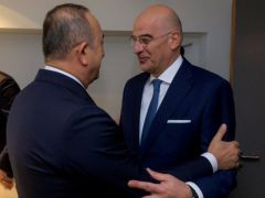 Unser Foto (© Eurokinissi) zeigt Außenminister Nikos Dendias bei einer Begegnung mit seinem türkischen Amtskollegen Mevlüt Çavuşoğlu am 20. März in Brüssel.