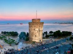 Auf dem Foto (© Eurokinissi) sieht man den weißen Turm von Thessaloniki