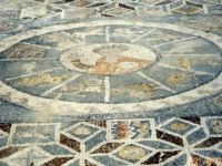 Außergewöhnlicher Mosaikfußboden mit Darstellungen der Tierkreiszeichen, der Jahreszeiten und der Monate.