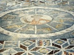 Außergewöhnlicher Mosaikfußboden mit Darstellungen der Tierkreiszeichen, der Jahreszeiten und der Monate.