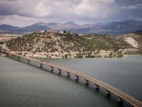 Unser Archivfoto (© Eurokinissi) zeigt die etwa 1,4 Kilometer lange Servia-Brücke in West-Makedonien.