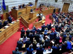 Unser Foto (© Eurokinissi) entstand am Mittwoch (4.3.) während der Debatte zum Wahlrecht der Auslandsgriechen im griechischen Parlament.