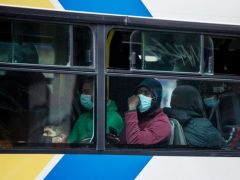 Ab heute ist der Griff zur Maske in Hellas ÖPNV nicht mehr verpflichtend (© Eurokinissi).