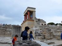 Unsere Archivfotos (© Griechenland Zeitung / Jan Hübel) entstanden in der archäologischen Stätte des Palastes von Knossos.