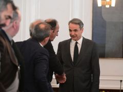 Unser Foto (© Eurokinissi) entstand am Montag (19.1.) während eines Treffens zwischen Premierminister Kyriakos Mitsotakis und Vertretern der Landwirte.