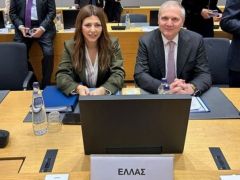 Unser Foto (© griechisches Bildungsministerium) zeigt Bildungsministerin Sofia Zacharaki (l.) während EU-Bildungsministerkonferenz in Brüssel.