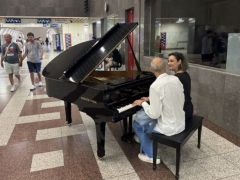 Zwei Passanten spielen gemeinsam auf dem Klavier (Foto: © GZ/Elisa Warwas)