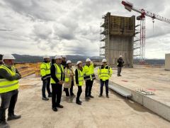 Unser Foto (© Pressestelle des Gesundheitsministeriums) entstand während des Besuches der Generalsekretärin für Dienstleistungen im Gesundheitsministerium Lilian Vildiridi auf der Baustelle des künftigen neuen Krankenhauses von Sparta auf der Peloponnes.