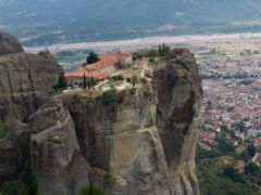 Unser Archivfoto (© Eurokinissi) zeigt die atemberaubende Lage der heiligen Meteora-Klöster.