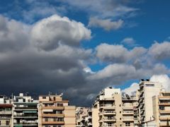 Unser Archivfoto (© Eurokinissi): Wolken über Athen.