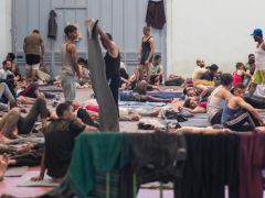 Unser Foto (© Eurokinissi) entstand am Mittwoch dieser Woche (9.7.2025) ein einem Ausstellungszentrum in der Nähe von Chania auf Kreta, wo derzeit provisorisch etwa 650 Flüchtlinge aus Nordafrika untergebracht wurden.