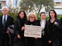 Unser Foto (© Eurokinissi) zeigt die Mutter des ermordeten Pavlos Fyssas nach der Verkündung des Urteils des Berufungsgerichtes.