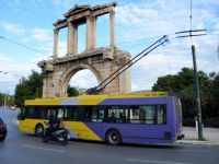 Unser Foto (© Griechenland Zeitung / Jan Hübel) zeigt einen der beliebten Trolley-Busse vor dem Hadrianstor in Athen.