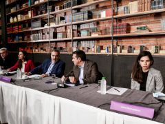 Unser Foto (© Eurokinissi) entstand während des Treffens von Oppositionschef Alexis Tsipras mit den Mitgliedern des neuen Think-Tanks.