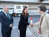 Tourismusministerin Olga Kefalogianni empfängt den Gast aus London auf dem Athener Flughafen. (Foto: © Eurokinissi)