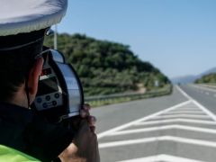 Ein Verkehrspolizist bei der Geschwindigkeit mit Hilfe eines Radargeräts (© Eurokinissi).