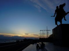 Unser Beispielfoto (© Eurokinissi) zeigt die Statue Alexander des Großen in Thessaloniki, wo der 36-jährige Akis nach zweieinhalb Monaten Fußmarsch Mitte Juni angekommen ist.