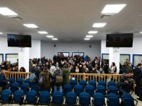 Unser Foto (© Eurokinissi) entstand am Montag (23.3.) im Hauptgerichtssaal für die Gerichtsverhandlung zum Tempi-Zugunglück.