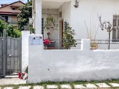 Unser Foto (© Eurokinissi) entstand vor dem Haus der Ermordeten in Longos bei Aegio.