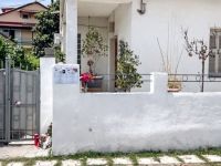 Unser Foto (© Eurokinissi) entstand vor dem Haus der Ermordeten in Longos bei Aegio.