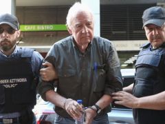 Unser Foto (© Eurokinissi) zeigt den Ex-Terroristen Alexandros Giotopoulos während seiner Überstellung zum Staatsanwalt des Berufungsgerichts.