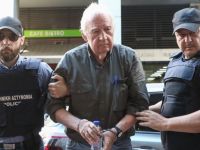 Unser Foto (© Eurokinissi) zeigt den Ex-Terroristen Alexandros Giotopoulos während seiner Überstellung zum Staatsanwalt des Berufungsgerichts.