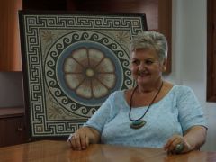 Foto (© Griechenland Journal / Jürgen Weidner): Maria Grimoula, Vorsitzende des Vereins Literatur und Künste.