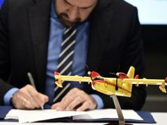 Unser Foto (© Eurokinissi) zeigt den Minister für Klimakrise und Zivilschutz Jannis Kefalojannis während der Unterzeichnung des Vertrags zur Modernisierung von Canadair-Löschflugzeugen.