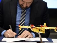Unser Foto (© Eurokinissi) zeigt den Minister für Klimakrise und Zivilschutz Jannis Kefalojannis während der Unterzeichnung des Vertrags zur Modernisierung von Canadair-Löschflugzeugen.