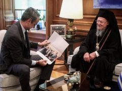 Unser Foto (© Eurokinissi) entstand während des Treffens zwischen Premierminister Kyriakos Mitsotakis und dem Ökumenischen Patriarchen Bartholomäus.