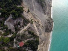 Unser Beispielfoto (© Eurokinissi) zeigt einen Strand auf der Insel Lefkada.