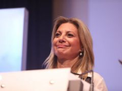 Unser Foto (© Eurokinissi) zeigt Maria Karystianou bei der Vorstellung ihrer Partei „Hoffnung für die Demokratie“ am 21. Mai 2026 im Kino Olympion in Thessaloniki.
