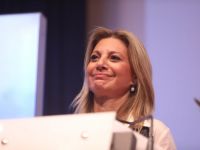 Unser Foto (© Eurokinissi) zeigt Maria Karystianou bei der Vorstellung ihrer Partei „Hoffnung für die Demokratie“ am 21. Mai 2026 im Kino Olympion in Thessaloniki.